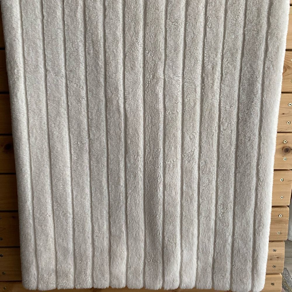 Project 62 Ribbed Faux Fur Throw Blanket - Picture 6 of 6